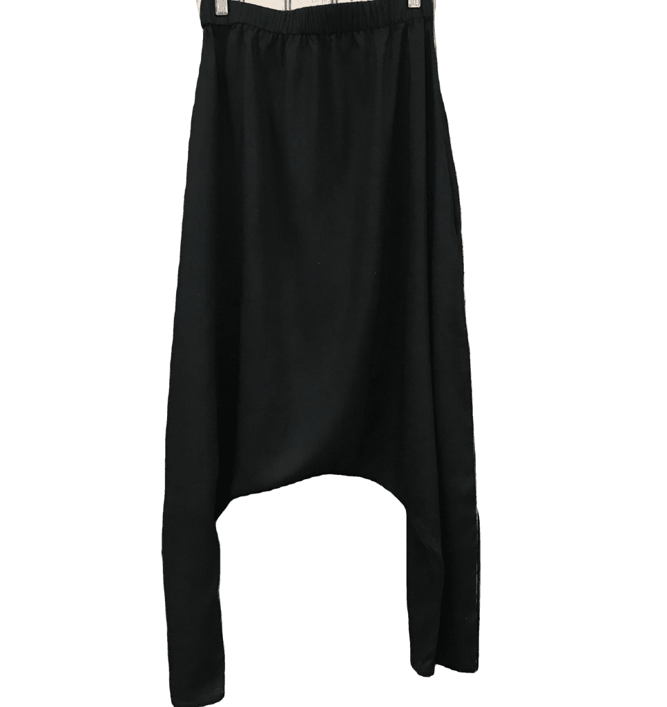 Harem pant with a natural waist and side seam pockets.